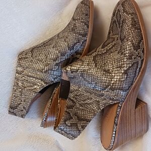 Kenneth Cole Gentle Soles Women's Snakeskin Slingback Booties